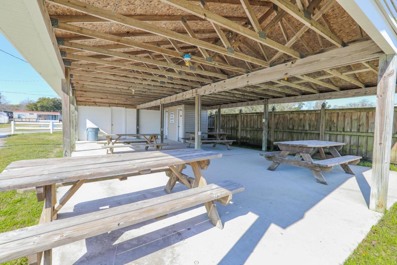 Spacious Home With Waterfront View-Welcome Pets Sneads Ferry ภายนอก รูปภาพ